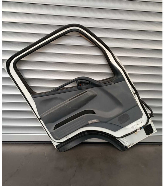 Mitsubishi Fuso "C" comfort cab (LARGE) - Uşă și piese pentru Camion: Foto 2 Mitsubishi Fuso "C" comfort cab (LARGE) - Uşă și piese pentru Camion: Foto 2