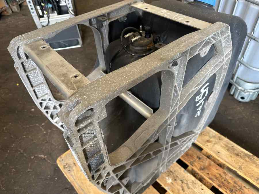 VOLVO ADBLUE TANK 21645367 - Sistem de alimentare combustibil pentru Camion: Foto 1 VOLVO ADBLUE TANK 21645367 - Sistem de alimentare combustibil pentru Camion: Foto 1