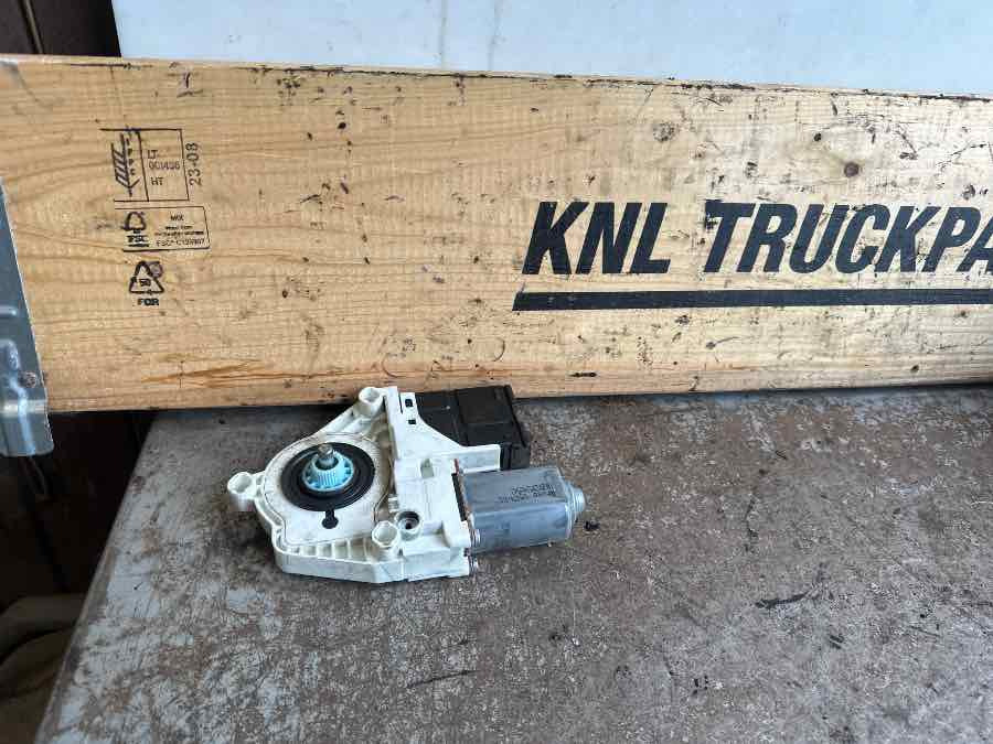 VOLVO WINDOW MOTOR 84425251 - Sistem electric pentru Camion: Foto 1 VOLVO WINDOW MOTOR 84425251 - Sistem electric pentru Camion: Foto 1