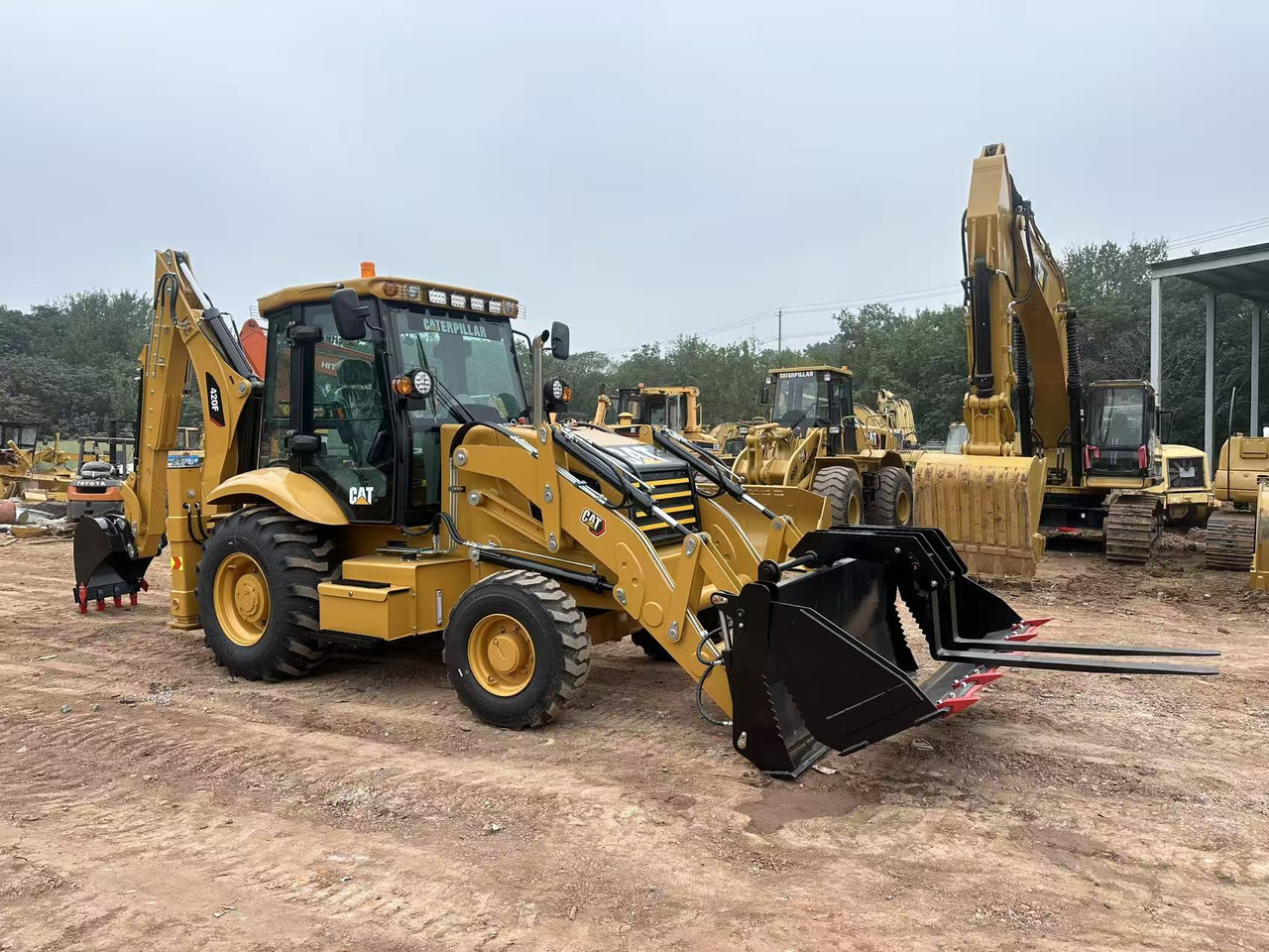 CATERPILLAR 420F2 - Buldoexcavator: Foto 1 CATERPILLAR 420F2 - Buldoexcavator: Foto 1