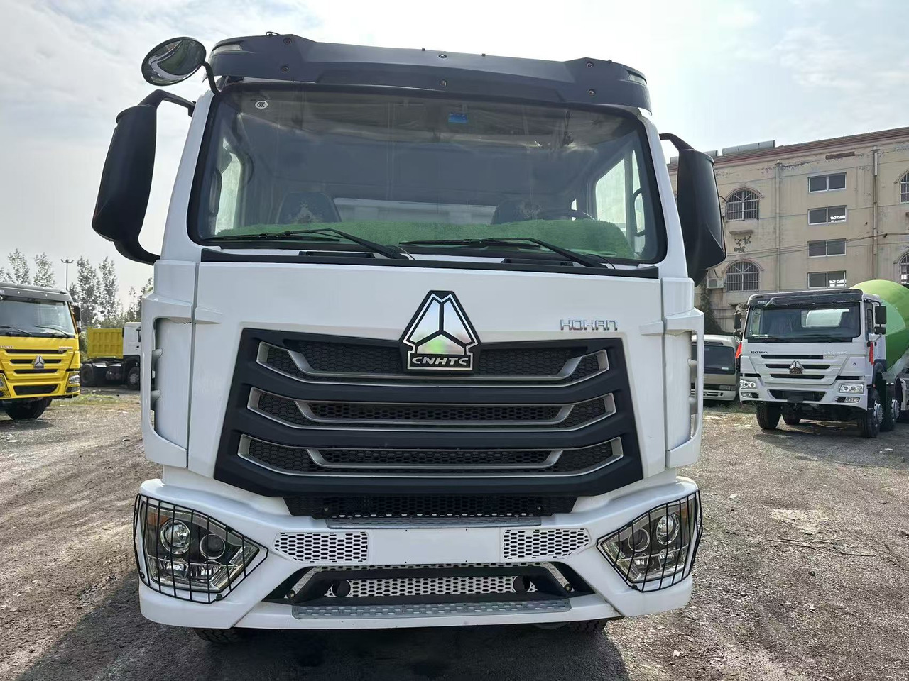 SINOTRUK HOHAN 400hp 6x4 tipper truck - Camion basculantă: Foto 4 SINOTRUK HOHAN 400hp 6x4 tipper truck - Camion basculantă: Foto 4
