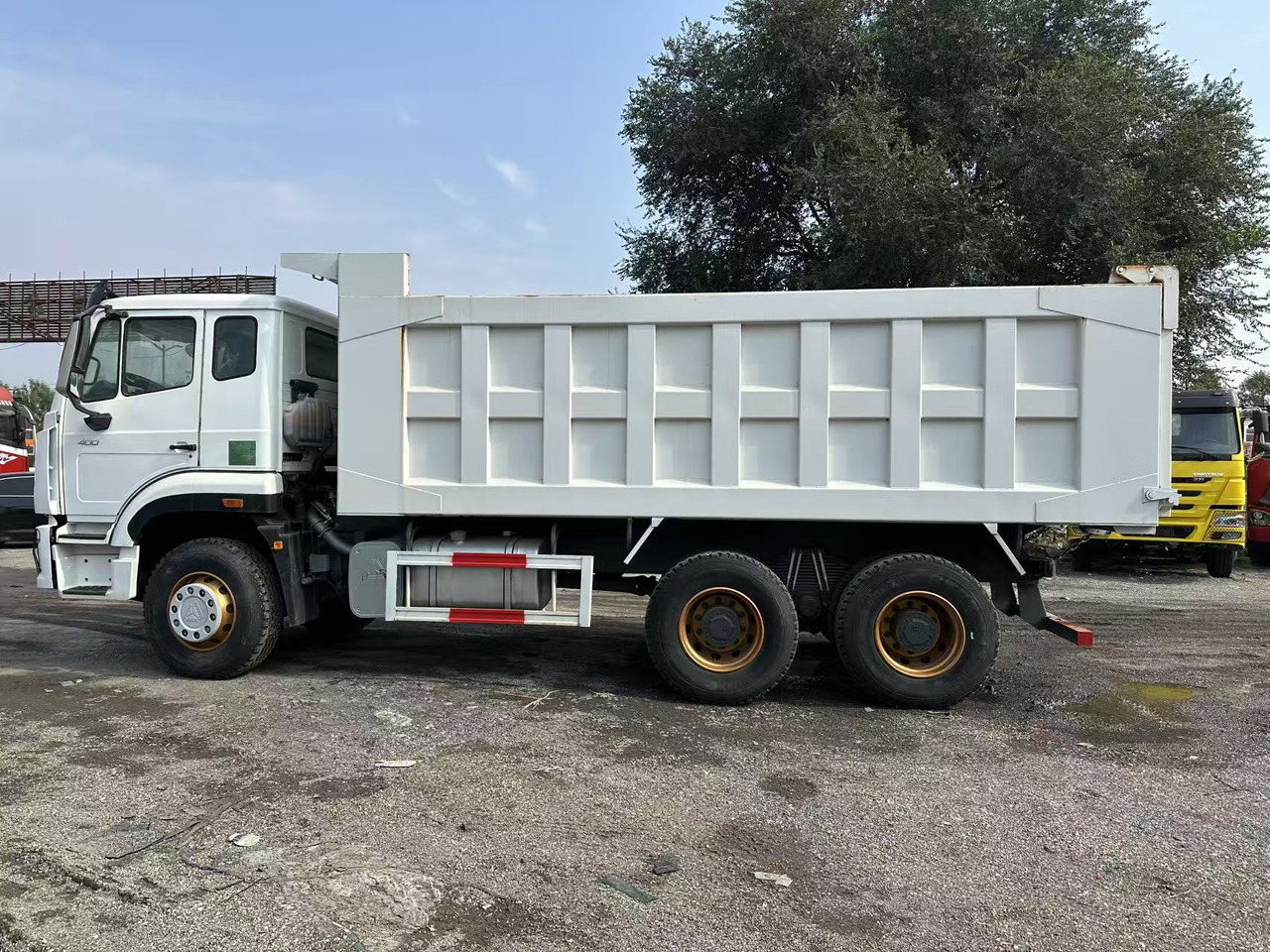 SINOTRUK HOHAN 400hp 6x4 tipper truck - Camion basculantă: Foto 3 SINOTRUK HOHAN 400hp 6x4 tipper truck - Camion basculantă: Foto 3