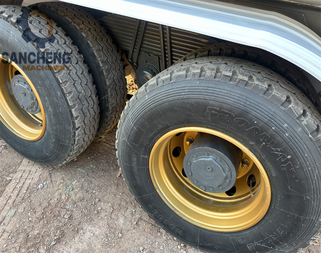 SINOTRUK HOWO 371 6x4 Water Tanker Truck - Camion cisternă: Foto 5 SINOTRUK HOWO 371 6x4 Water Tanker Truck - Camion cisternă: Foto 5