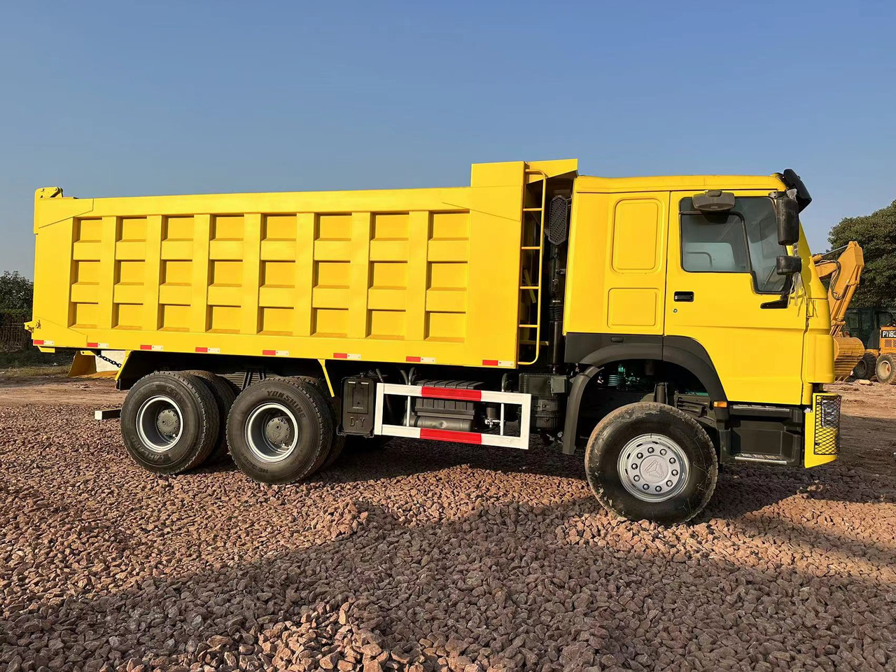 SINOTRUK HOWO 371 Dump Truck - Camion basculantă: Foto 2 SINOTRUK HOWO 371 Dump Truck - Camion basculantă: Foto 2
