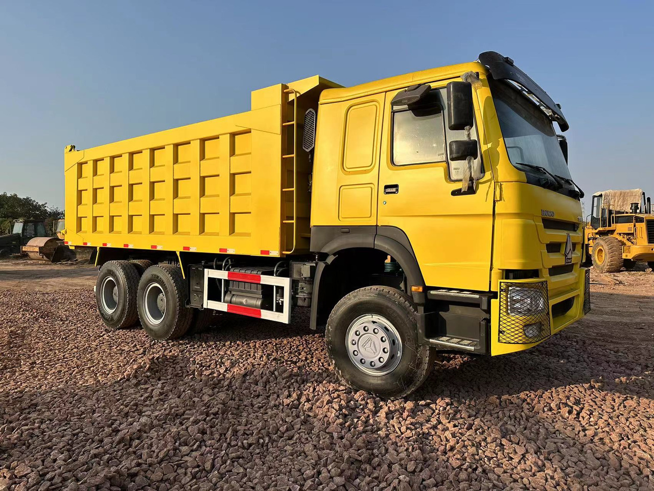 SINOTRUK HOWO 371 Dump Truck - Camion basculantă: Foto 3 SINOTRUK HOWO 371 Dump Truck - Camion basculantă: Foto 3