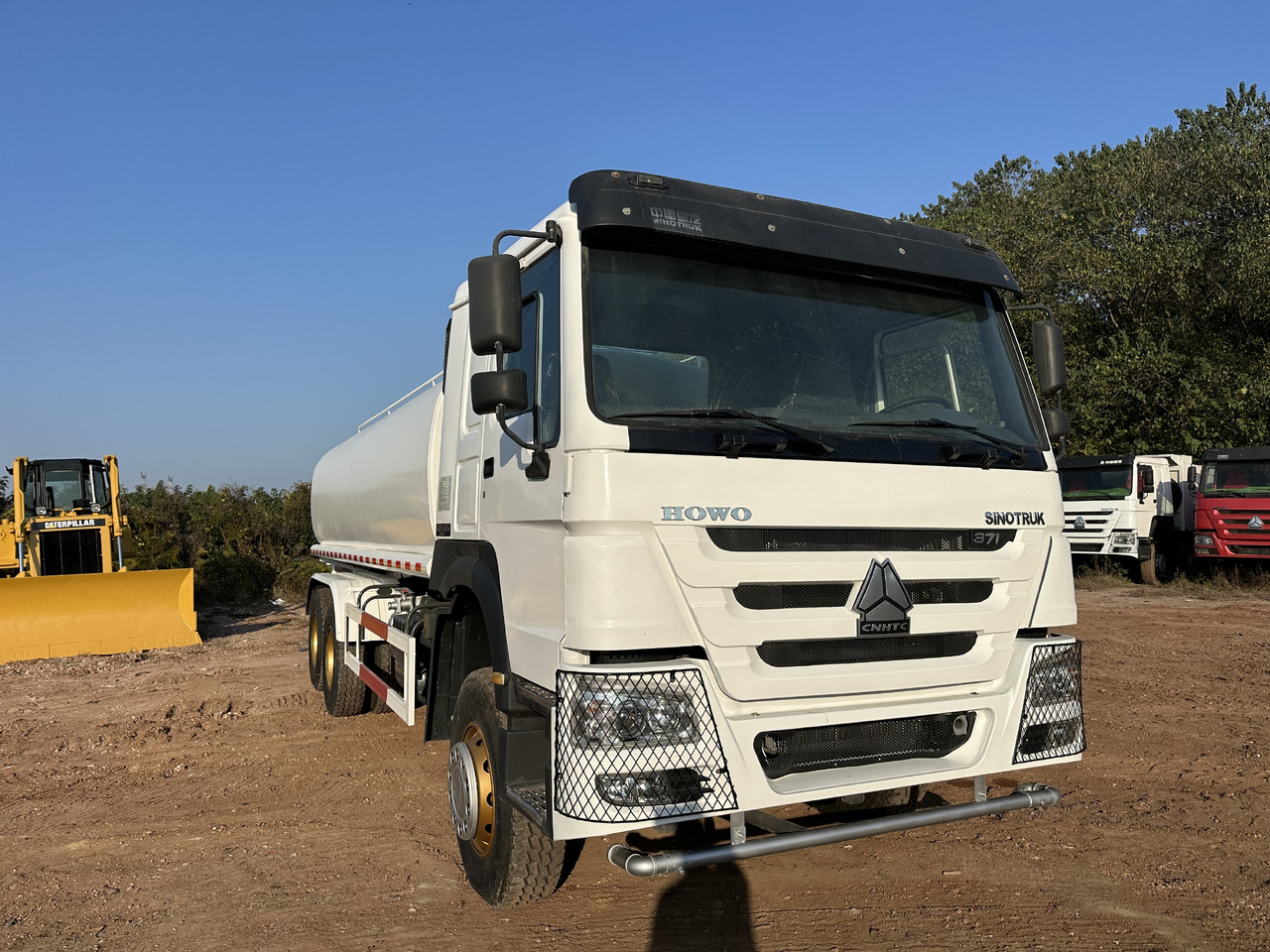 SINOTRUK HOWO 371 Water Tanker Truck - Camion cisternă: Foto 3 SINOTRUK HOWO 371 Water Tanker Truck - Camion cisternă: Foto 3