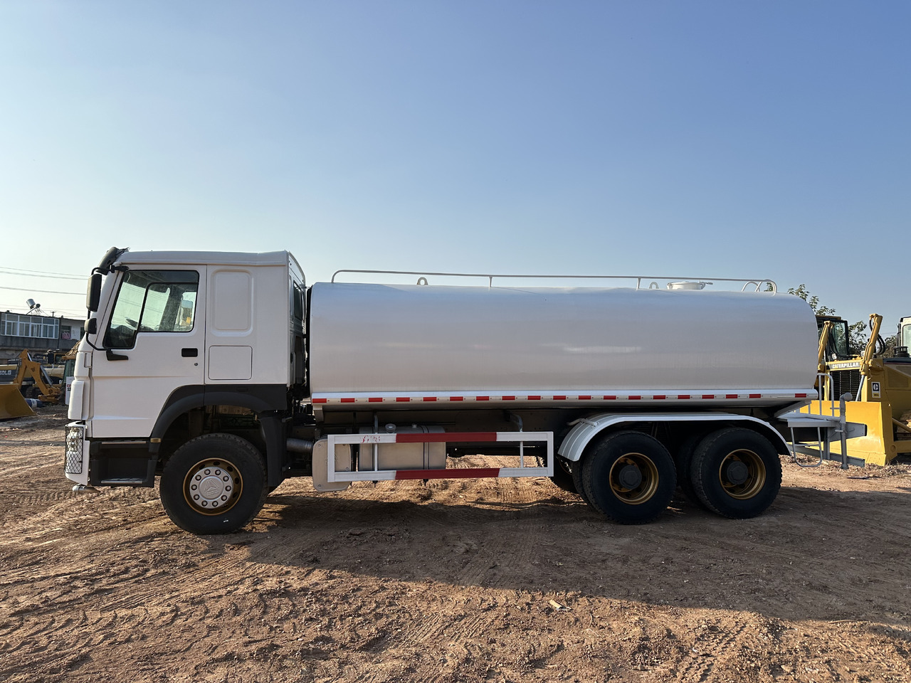 SINOTRUK HOWO 371 Water Tanker Truck - Camion cisternă: Foto 5 SINOTRUK HOWO 371 Water Tanker Truck - Camion cisternă: Foto 5