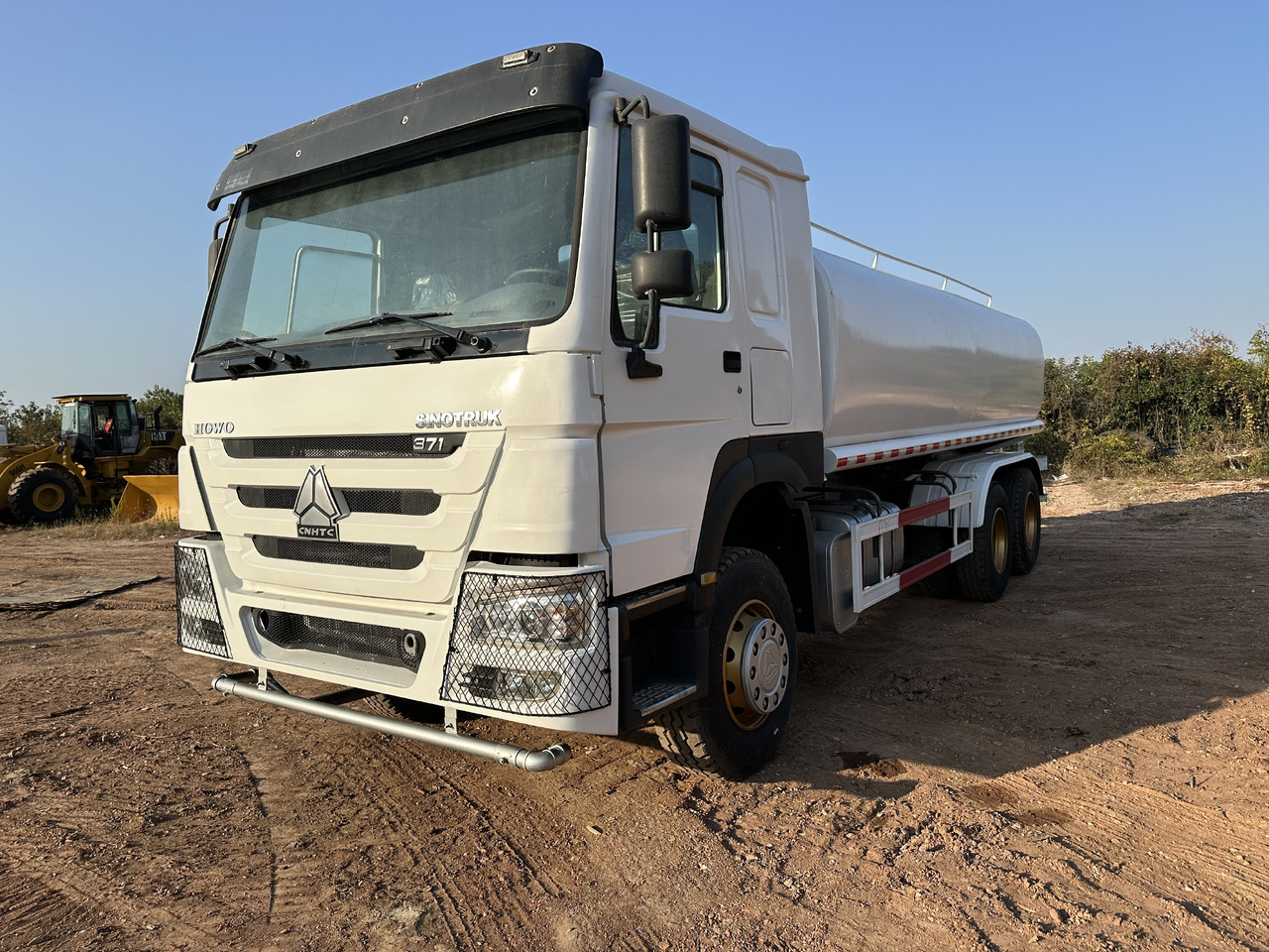 SINOTRUK HOWO 371 Water Tanker Truck - Camion cisternă: Foto 4 SINOTRUK HOWO 371 Water Tanker Truck - Camion cisternă: Foto 4