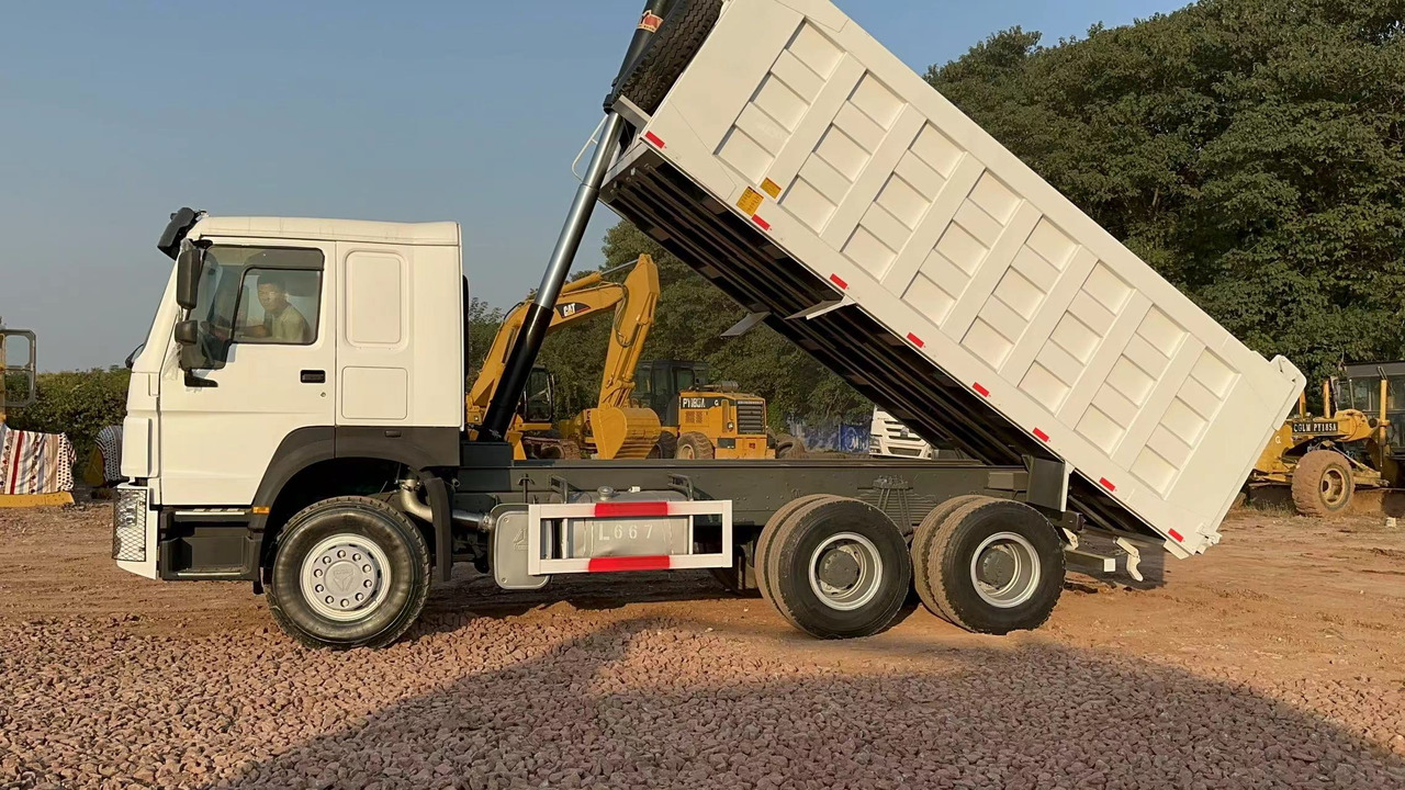 SINOTRUK HOWO 371hp 6x4 - Camion basculantă: Foto 4 SINOTRUK HOWO 371hp 6x4 - Camion basculantă: Foto 4
