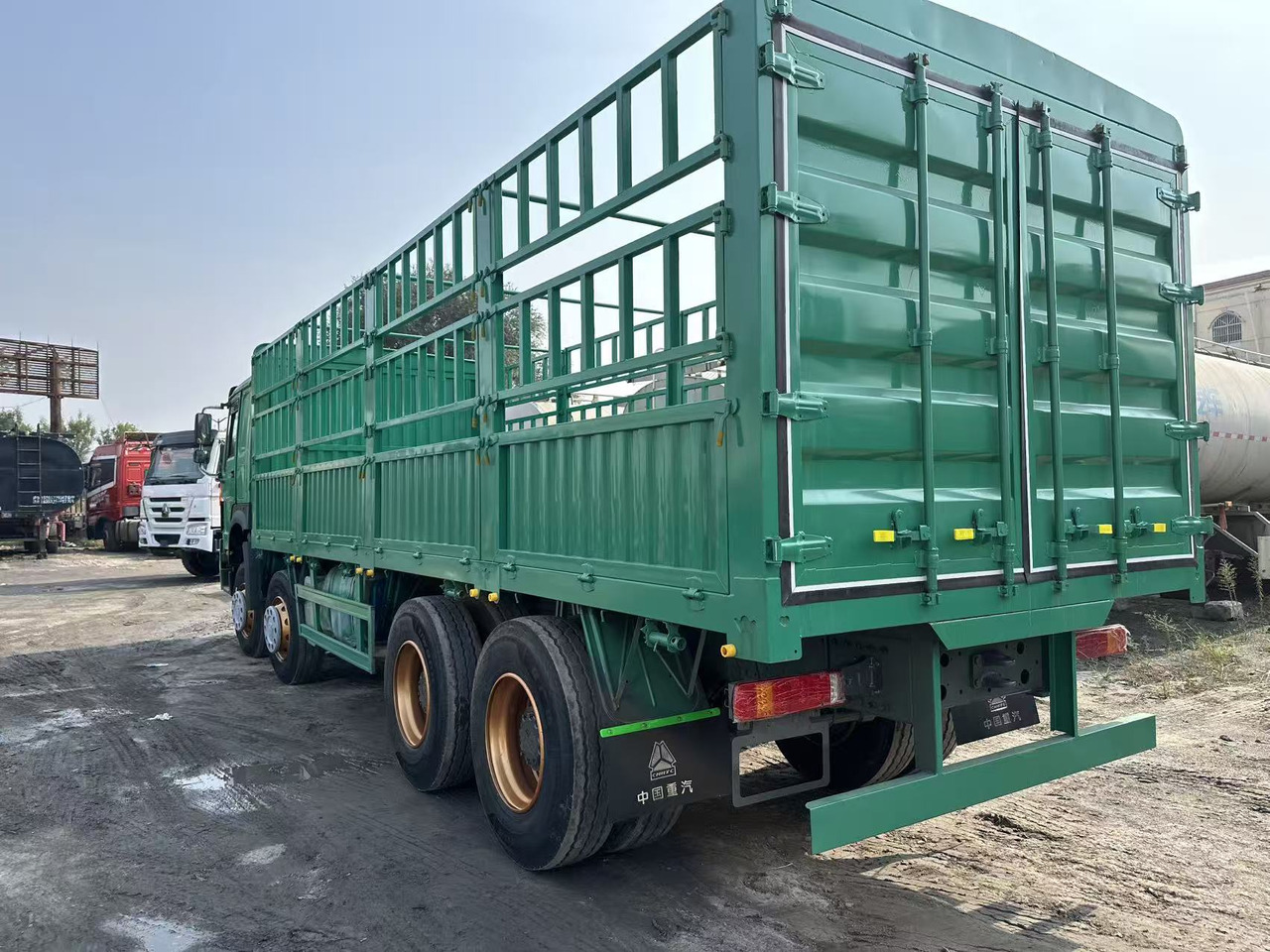 SINOTRUK HOWO 420hp 8x4 fence truck - Camion platformă: Foto 5 SINOTRUK HOWO 420hp 8x4 fence truck - Camion platformă: Foto 5