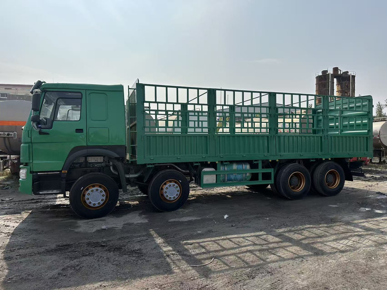 SINOTRUK HOWO 420hp 8x4 fence truck - Camion platformă: Foto 3 SINOTRUK HOWO 420hp 8x4 fence truck - Camion platformă: Foto 3