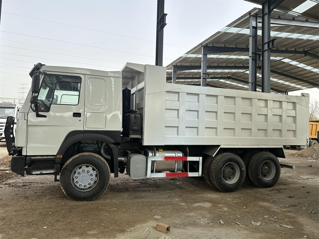 SINOTRUK HOWO Dump truck 371 6x4 - Camion basculantă: Foto 2 SINOTRUK HOWO Dump truck 371 6x4 - Camion basculantă: Foto 2