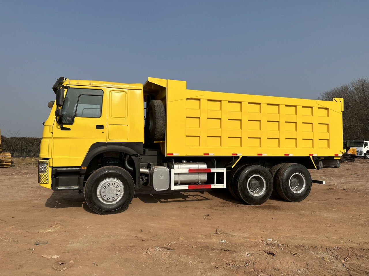 SINOTRUK Howo Dump truck 371 - Camion basculantă: Foto 3 SINOTRUK Howo Dump truck 371 - Camion basculantă: Foto 3
