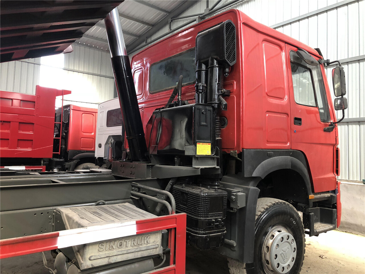SINOTRUK Howo Dump truck 371 - Camion basculantă: Foto 4 SINOTRUK Howo Dump truck 371 - Camion basculantă: Foto 4