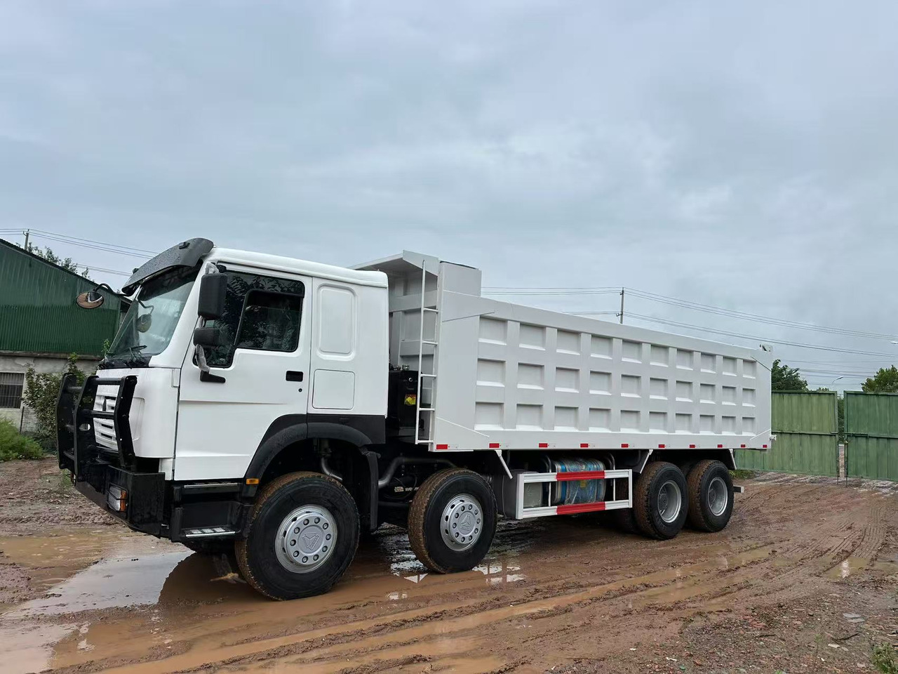 Sinotruk HOWO 371hp 8x4 tipper truck - Camion basculantă: Foto 4 Sinotruk HOWO 371hp 8x4 tipper truck - Camion basculantă: Foto 4