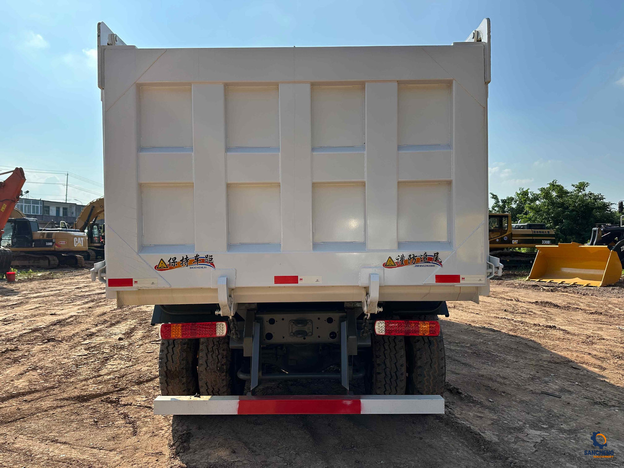 Sinotruk HOWO 400HP With Bumper 6X4 - Camion basculantă: Foto 5 Sinotruk HOWO 400HP With Bumper 6X4 - Camion basculantă: Foto 5