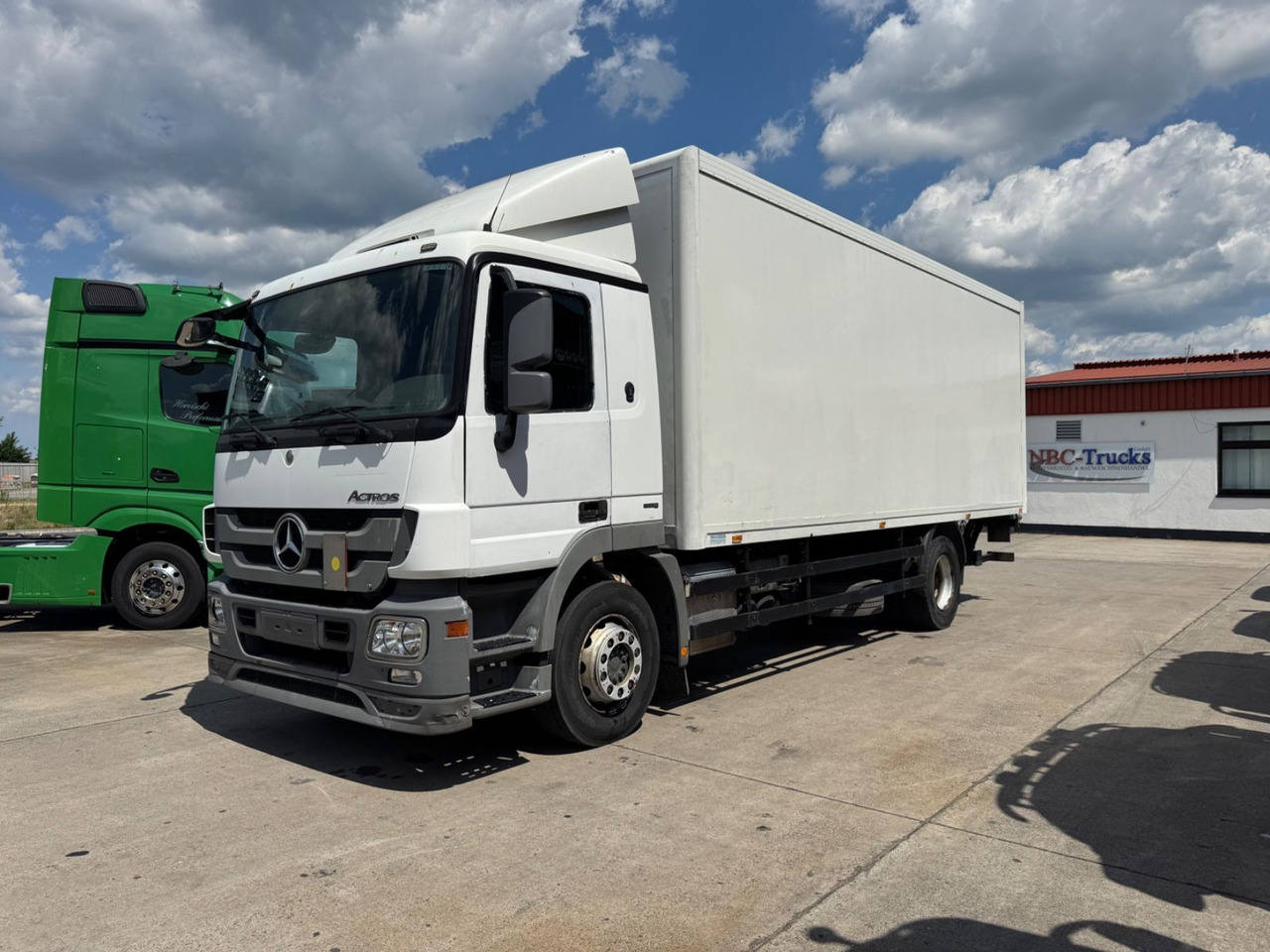 Mercedes-Benz ACTROS 1836*KOFFER*LBW 1,5 T*KLIMA*/ORG KM * - Camion furgon: Foto 1 Mercedes-Benz ACTROS 1836*KOFFER*LBW 1,5 T*KLIMA*/ORG KM * - Camion furgon: Foto 1