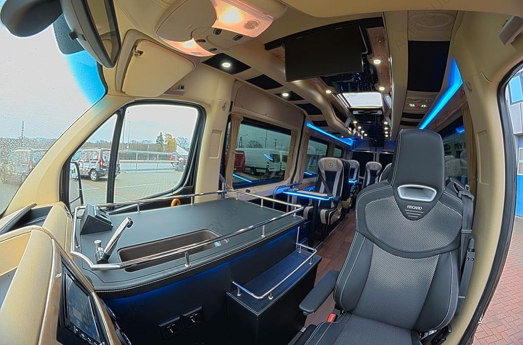 Mercedes-Benz Sprinter 319 VIP 8+1 Mercedes-Benz Sprinter 319 VIP 8+1 - Microbuz, Transport persoane: Foto 4 Mercedes-Benz Sprinter 319 VIP 8+1 Mercedes-Benz Sprinter 319 VIP 8+1 - Microbuz, Transport persoane: Foto 4