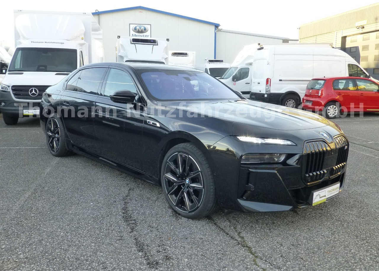 BMW M760 7 M760 e xDrive Cinema Sky Lounge 2x 21 Zol - Berlină/ Sedan: Foto 3 BMW M760 7 M760 e xDrive Cinema Sky Lounge 2x 21 Zol - Berlină/ Sedan: Foto 3