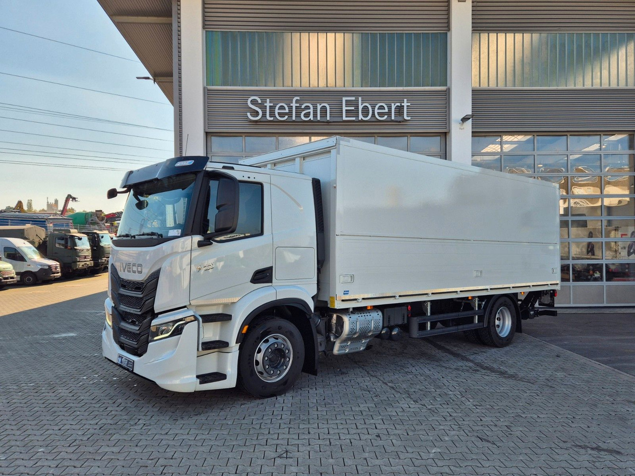 Iveco AT190S40/FP Böse Schwenkwand LBW AHK - Camion furgon: Foto 3 Iveco AT190S40/FP Böse Schwenkwand LBW AHK - Camion furgon: Foto 3