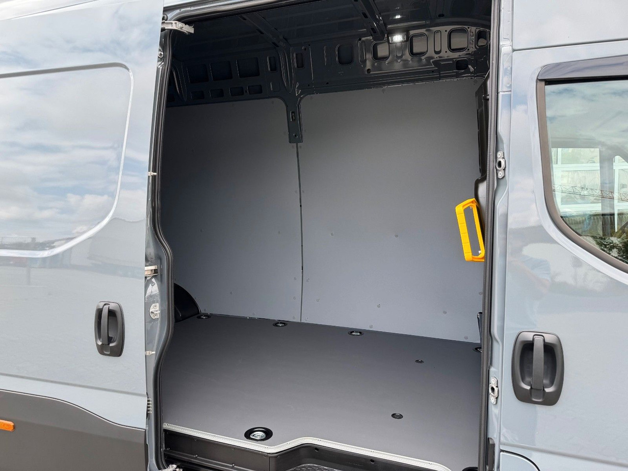 Iveco Daily 70C21 3.0L *L4*H3*Automatik*LED*Luft* 2x - Dubă: Foto 3 Iveco Daily 70C21 3.0L *L4*H3*Automatik*LED*Luft* 2x - Dubă: Foto 3