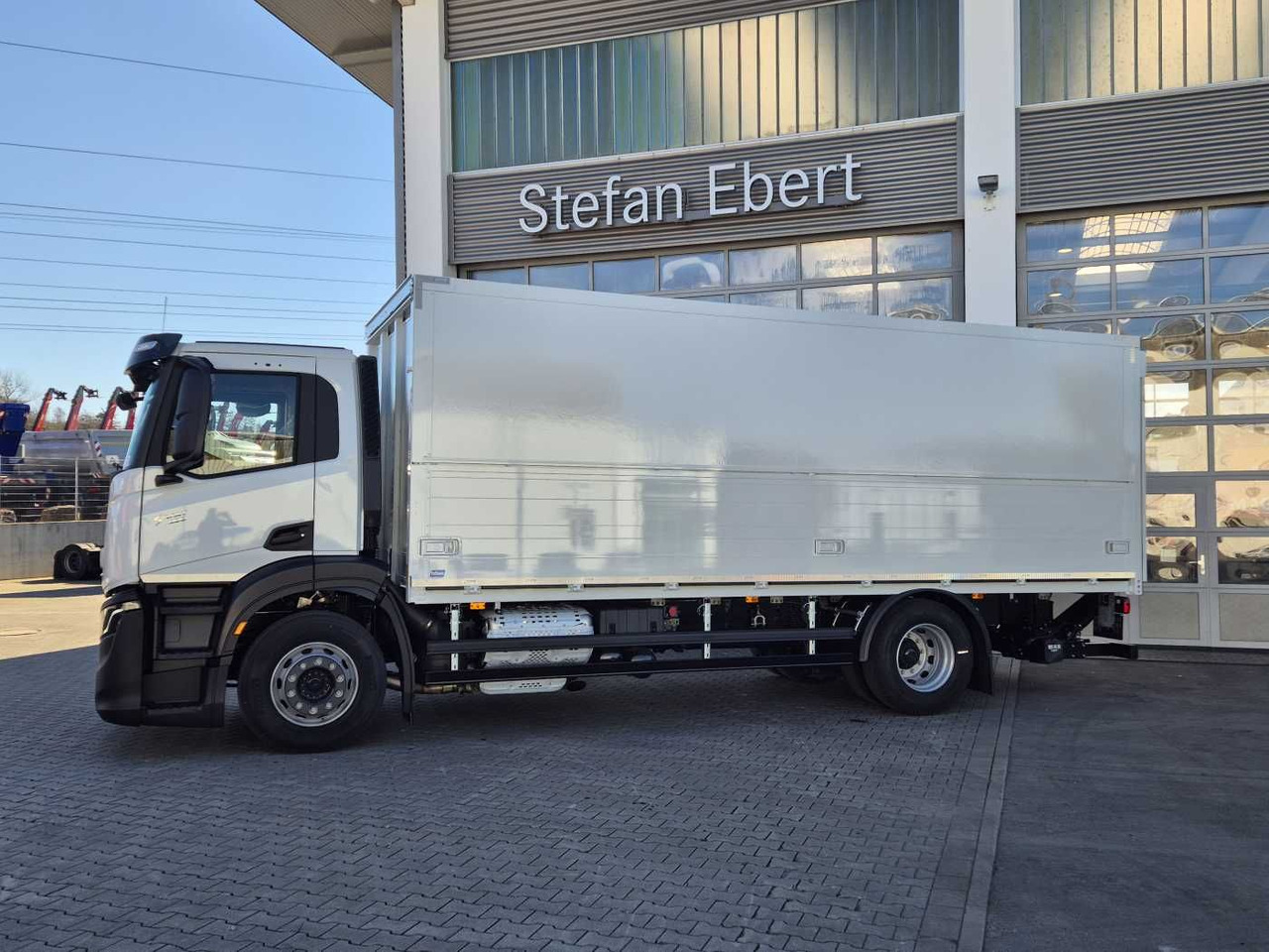 Iveco S-Way AD190S40/FP Böse Schwenkwand LBW 2x AHK - Camion pentru transportul băuturilor: Foto 3 Iveco S-Way AD190S40/FP Böse Schwenkwand LBW 2x AHK - Camion pentru transportul băuturilor: Foto 3