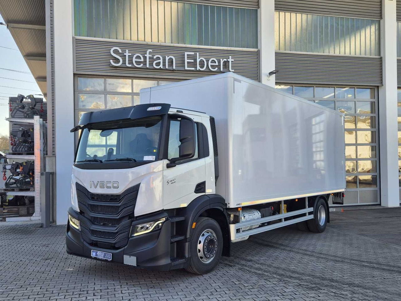 Iveco S-Way AD190S40/P Junge AHK LBW 2.000kg - Camion furgon: Foto 1 Iveco S-Way AD190S40/P Junge AHK LBW 2.000kg - Camion furgon: Foto 1