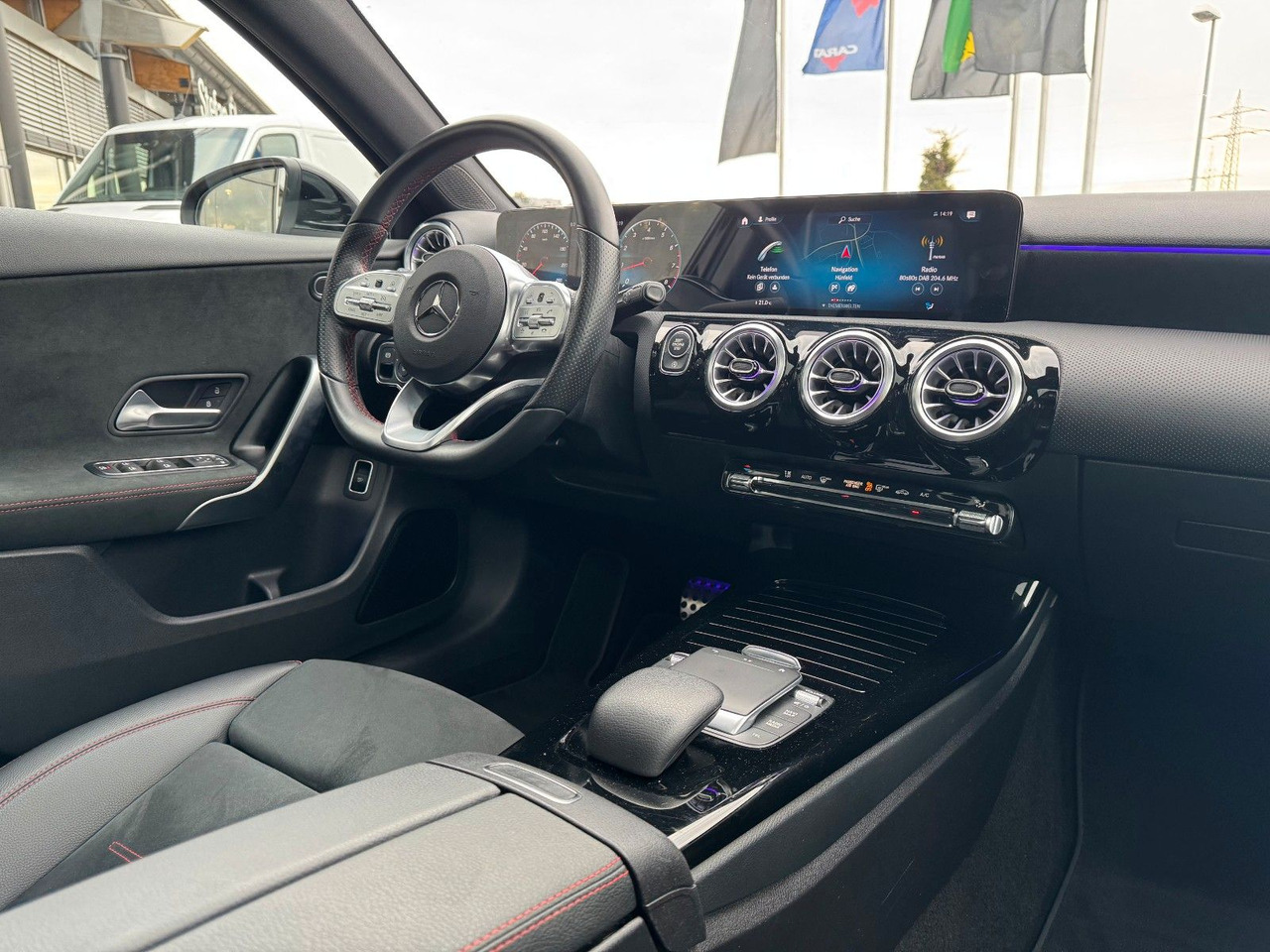 Leasing de Mercedes-Benz A 200 AMG 19"+Ambiente+R-Kamera+Pano+LED+MBUX Mercedes-Benz A 200 AMG 19"+Ambiente+R-Kamera+Pano+LED+MBUX: Foto 12 Leasing de Mercedes-Benz A 200 AMG 19"+Ambiente+R-Kamera+Pano+LED+MBUX Mercedes-Benz A 200 AMG 19"+Ambiente+R-Kamera+Pano+LED+MBUX: Foto 12