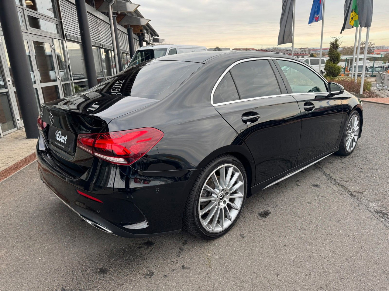 Mercedes-Benz A 200 AMG 19"+Ambiente+R-Kamera+Pano+LED+MBUX - Berlină/ Sedan: Foto 4 Mercedes-Benz A 200 AMG 19"+Ambiente+R-Kamera+Pano+LED+MBUX - Berlină/ Sedan: Foto 4