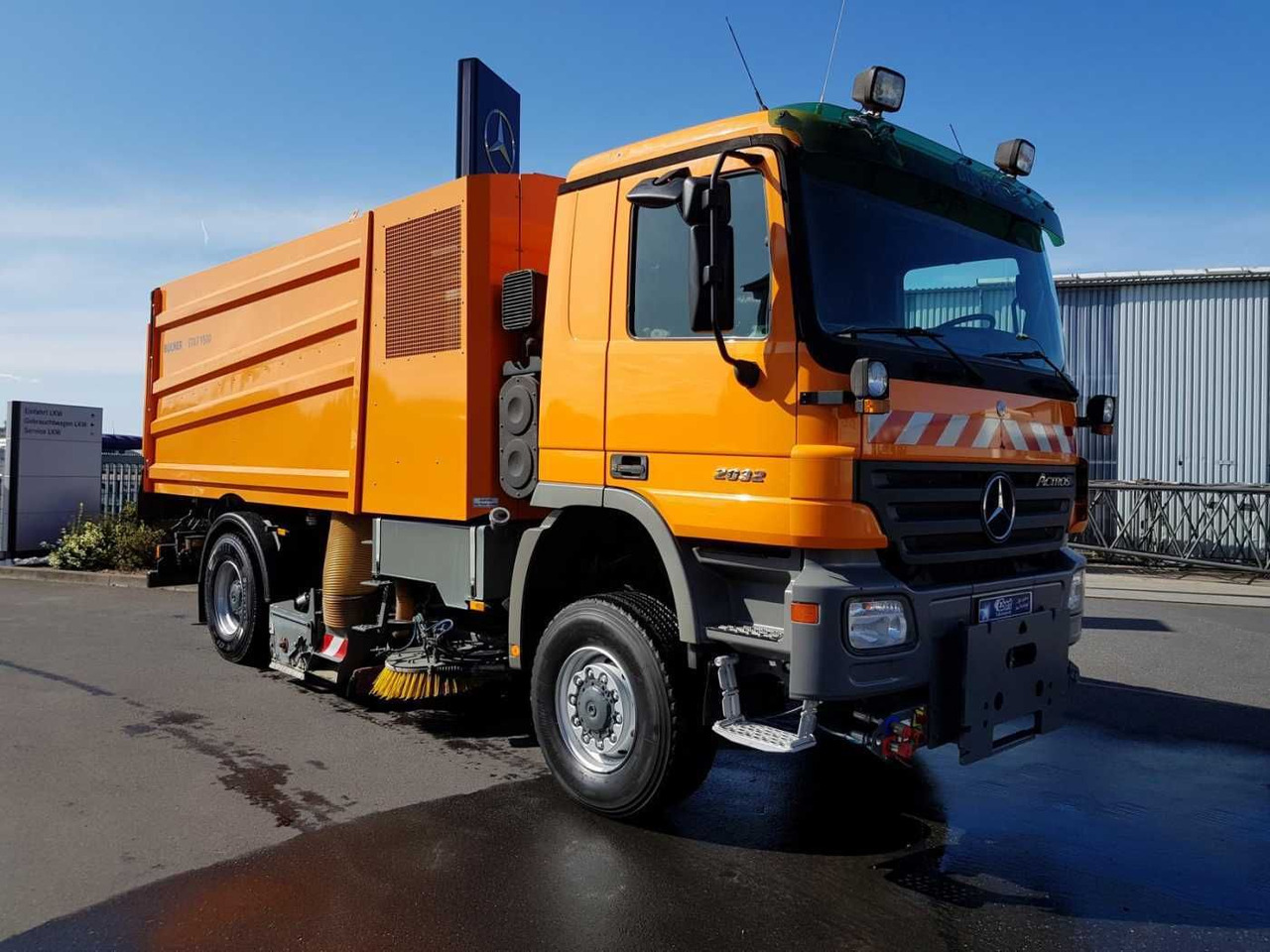 Mercedes-Benz Actros 2032 A 4x4 Bucher STKF 9500 Airport - Măturătoare stradală: Foto 4 Mercedes-Benz Actros 2032 A 4x4 Bucher STKF 9500 Airport - Măturătoare stradală: Foto 4