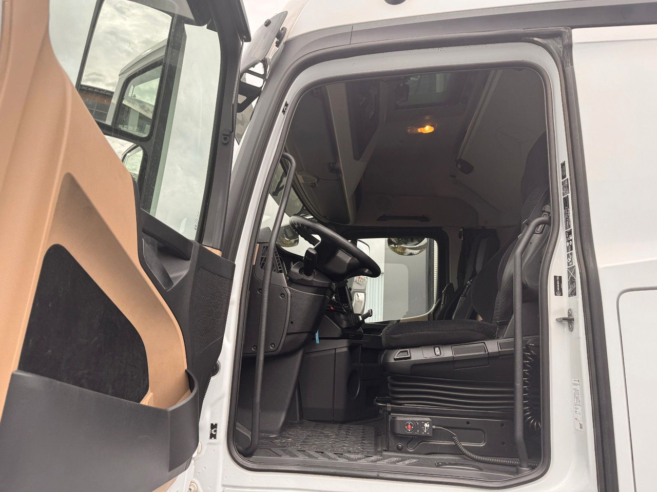 Camion cu prelată Mercedes-Benz Actros 2542 LnR 6x2 Retarder Standklima: Foto 11 Camion cu prelată Mercedes-Benz Actros 2542 LnR 6x2 Retarder Standklima: Foto 11