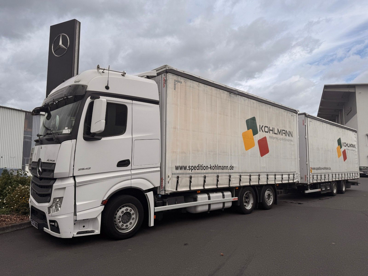Camion cu prelată Mercedes-Benz Actros 2542 LnR 6x2 Retarder Standklima: Foto 23 Camion cu prelată Mercedes-Benz Actros 2542 LnR 6x2 Retarder Standklima: Foto 23