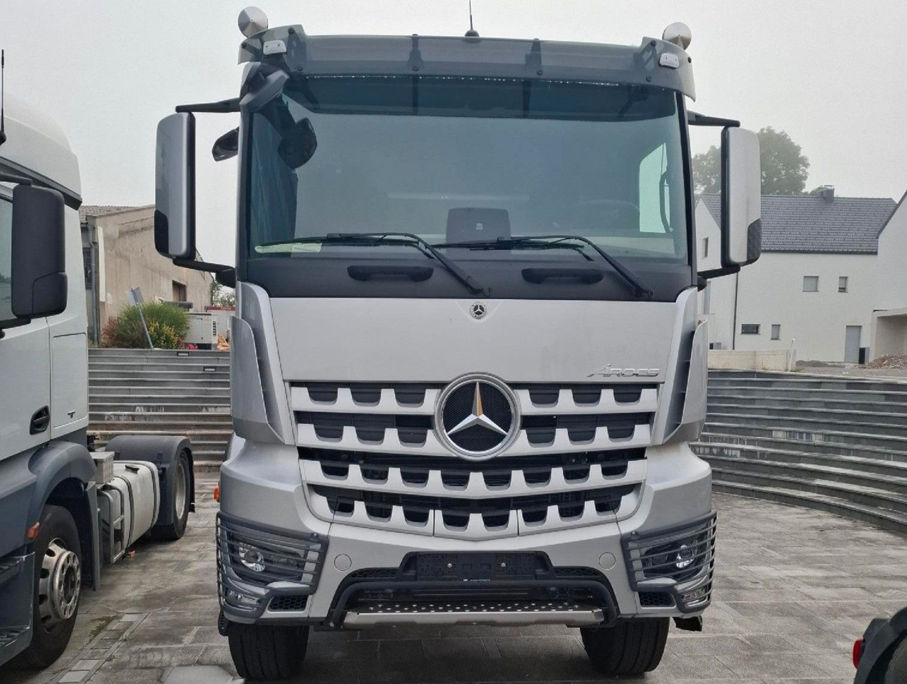 Mercedes-Benz Arocs 4153 8x4 Fahrgestell - Camion şasiu: Foto 2 Mercedes-Benz Arocs 4153 8x4 Fahrgestell - Camion şasiu: Foto 2