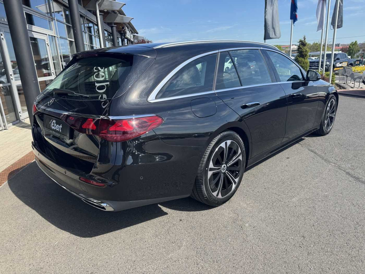 Mercedes-Benz E 220d Avantgarde+Pano+AHK+Distr+19Zoll+MBUX - Automobil: Foto 4 Mercedes-Benz E 220d Avantgarde+Pano+AHK+Distr+19Zoll+MBUX - Automobil: Foto 4