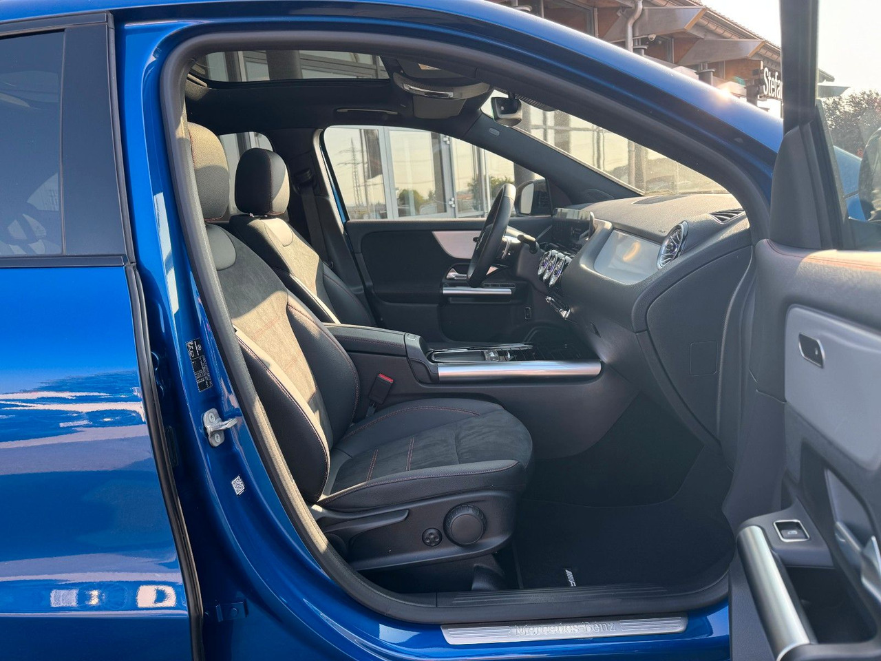 SUV Mercedes-Benz GLA 200 AMG+PANO+DistrPlus+RFK+Night: Foto 6 SUV Mercedes-Benz GLA 200 AMG+PANO+DistrPlus+RFK+Night: Foto 6