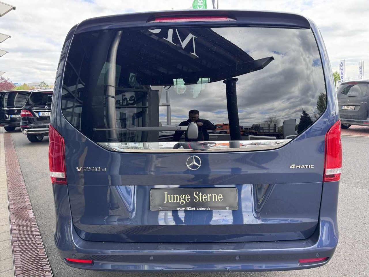 Mercedes-Benz V 250 d EDITION 4MATIC AMG DISTRONIC AHK Tisch - Transport persoane: Foto 5 Mercedes-Benz V 250 d EDITION 4MATIC AMG DISTRONIC AHK Tisch - Transport persoane: Foto 5