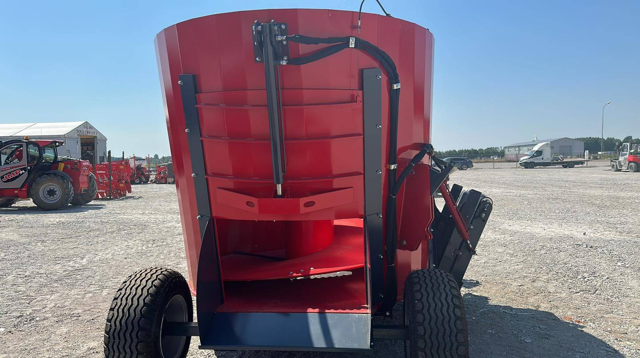 Fimaks vertical feeder mixer FMV8L, 8 m3 - Remorcă distribuit furaje: Foto 4 Fimaks vertical feeder mixer FMV8L, 8 m3 - Remorcă distribuit furaje: Foto 4