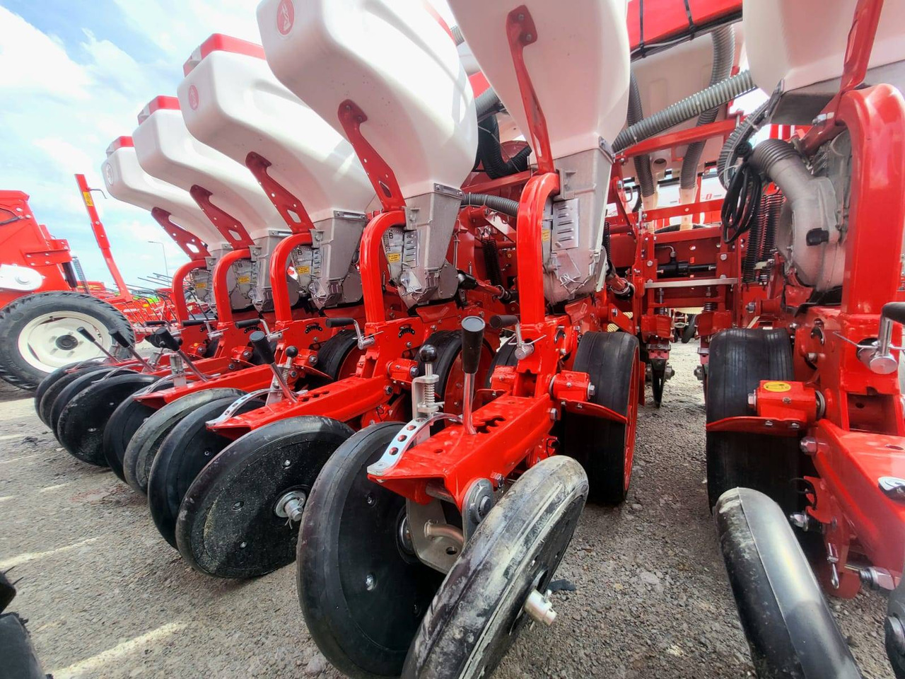 Ozdoken six-row pneumatic precision seeder, VPKT-DG6, PVC fertiliser tank - on stock - Semănătoare de precizie: Foto 5 Ozdoken six-row pneumatic precision seeder, VPKT-DG6, PVC fertiliser tank - on stock - Semănătoare de precizie: Foto 5