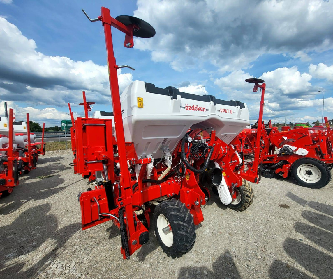 Ozdoken six-row pneumatic precision seeder, VPKT-DG6, PVC fertiliser tank - on stock - Semănătoare de precizie: Foto 1 Ozdoken six-row pneumatic precision seeder, VPKT-DG6, PVC fertiliser tank - on stock - Semănătoare de precizie: Foto 1