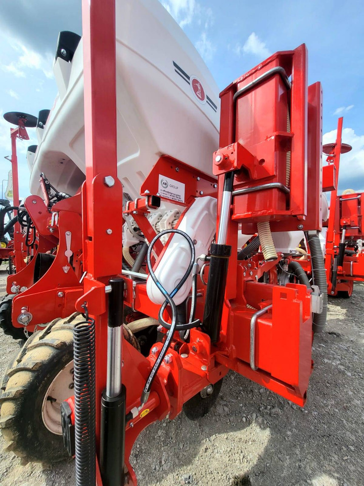 Ozdoken six-row pneumatic precision seeder, VPKT-DG6, PVC fertiliser tank - on stock - Semănătoare de precizie: Foto 4 Ozdoken six-row pneumatic precision seeder, VPKT-DG6, PVC fertiliser tank - on stock - Semănătoare de precizie: Foto 4