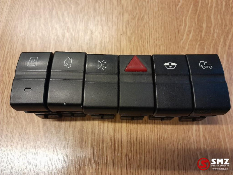 Iveco Occ set van 6 schakelaars instrumentenpaneel Iveco - Tablou de bord pentru Camion: Foto 1 Iveco Occ set van 6 schakelaars instrumentenpaneel Iveco - Tablou de bord pentru Camion: Foto 1