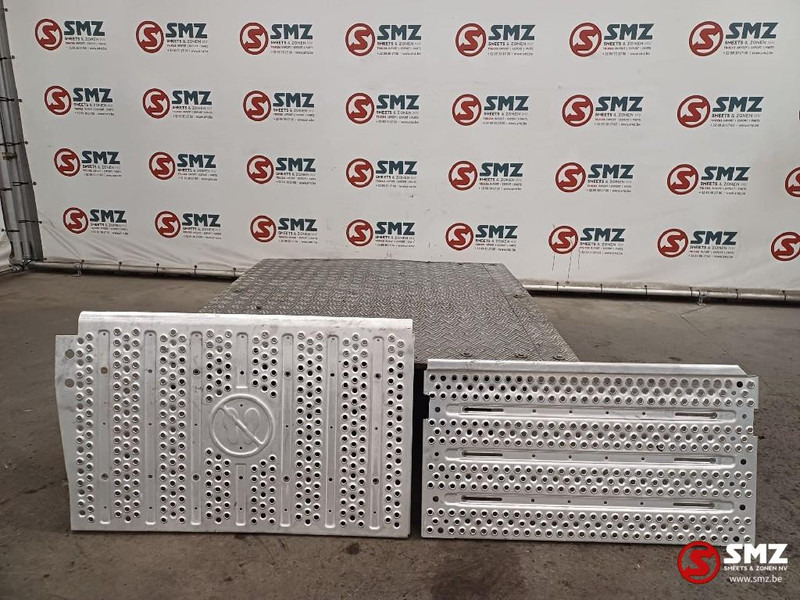 Mercedes-Benz Occ beschermplaat uitlaatdemper + bordesplaat Merc - Cadru/ Şasiu pentru Camion: Foto 1 Mercedes-Benz Occ beschermplaat uitlaatdemper + bordesplaat Merc - Cadru/ Şasiu pentru Camion: Foto 1