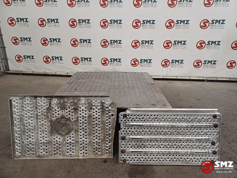 Mercedes-Benz Occ beschermplaat uitlaatdemper + bordesplaat Merc - Cadru/ Şasiu pentru Camion: Foto 2 Mercedes-Benz Occ beschermplaat uitlaatdemper + bordesplaat Merc - Cadru/ Şasiu pentru Camion: Foto 2