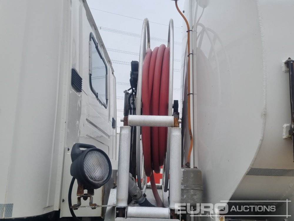 Camion cisternă 2013 Scania P230: Foto 16