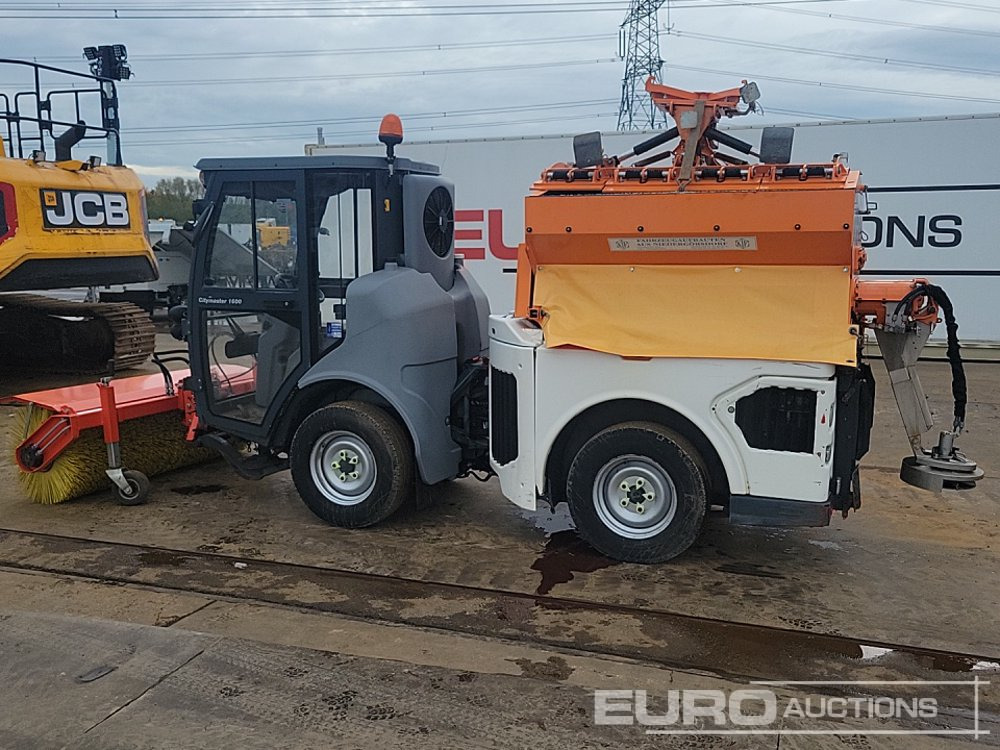 2017 Hako Citymaster 1600 4x2 Compact Gritter, Hydraulic Snow Plough & Sweeper Attachment, Reverse Camera, Automatic Gearbox (Reg. Docs. Available) - Măturătoare stradală: Foto 3 2017 Hako Citymaster 1600 4x2 Compact Gritter, Hydraulic Snow Plough & Sweeper Attachment, Reverse Camera, Automatic Gearbox (Reg. Docs. Available) - Măturătoare stradală: Foto 3
