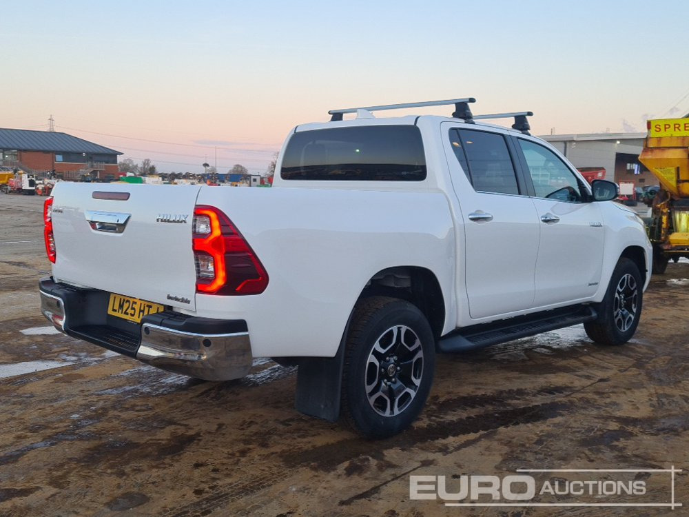 2025 Toyota Hilux Invincible - Pick-up: Foto 5 2025 Toyota Hilux Invincible - Pick-up: Foto 5