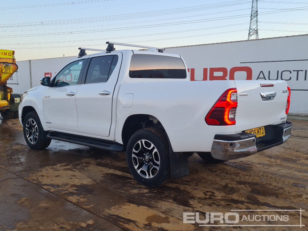 2025 Toyota Hilux Invincible - Pick-up: Foto 3 2025 Toyota Hilux Invincible - Pick-up: Foto 3