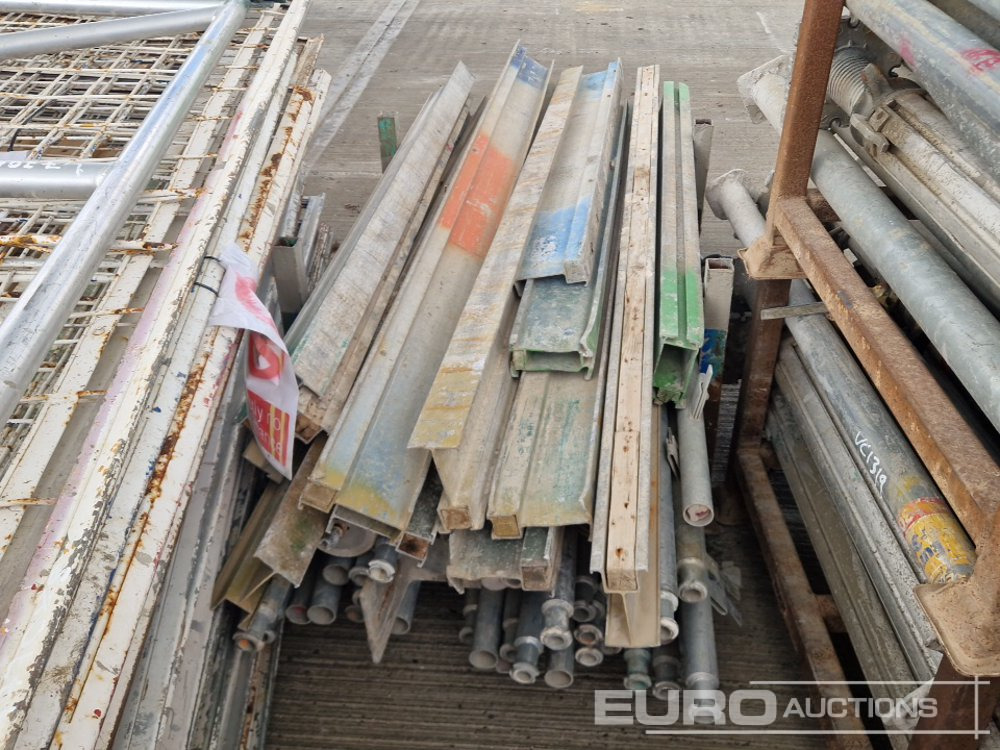 Echipamente de constructii Steel Mesh Panels (5 Pallets of & 1 Stillage of), Acro Props (5 Stillages of), Kwikstage Polls (2 Stillages of), Stillge of Fittings: Foto 13