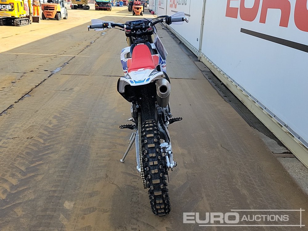 Unused 2025 Apollo Storm 300cc Motorcross Bike, 21" Front, 18" Rear Tyres, Electric Start, Air Cooled, Hydraulic Suspension, Disc Brakes, Lighting Kit (UNASSEMBLED) - Motocicletă: Foto 4 Unused 2025 Apollo Storm 300cc Motorcross Bike, 21" Front, 18" Rear Tyres, Electric Start, Air Cooled, Hydraulic Suspension, Disc Brakes, Lighting Kit (UNASSEMBLED) - Motocicletă: Foto 4