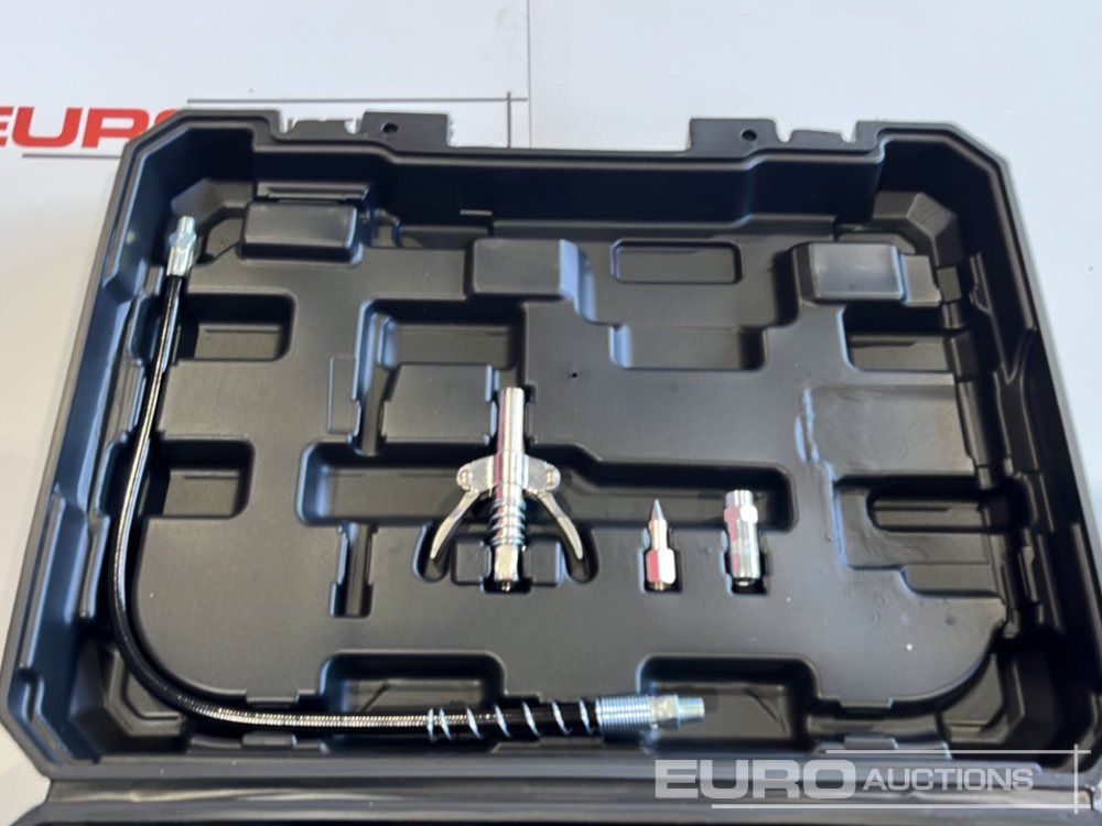 Unused Boss 21 Volt Lithium Battery Cordless Grease Gun, 2 Batteries, Charger, Case, Shoulder Strap, Extension Pieces and Fittings - Echipamente de constructii: Foto 4 Unused Boss 21 Volt Lithium Battery Cordless Grease Gun, 2 Batteries, Charger, Case, Shoulder Strap, Extension Pieces and Fittings - Echipamente de constructii: Foto 4